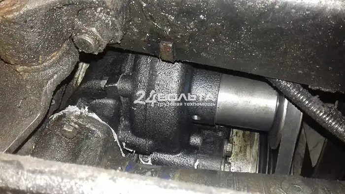Замена водяной помпы грузовика Замена водяной помпы